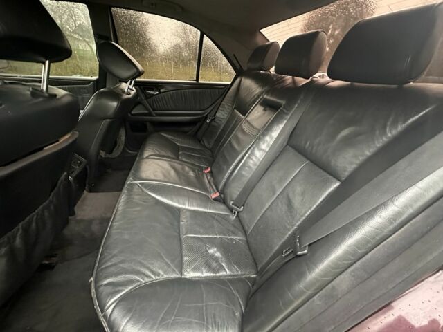 Мерседес Е-Класс 1998 в Остоге на Automoto.ua Красный Мерседес Е-Класс, объемом двигателя 2.7 л и пробегом 3 тыс. км за 2100 $, фото 4 на Automoto.ua