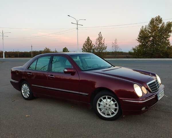 Красный Мерседес Е-Класс, объемом двигателя 2.2 л и пробегом 156 тыс. км за 6999 $, фото 1 на Automoto.ua