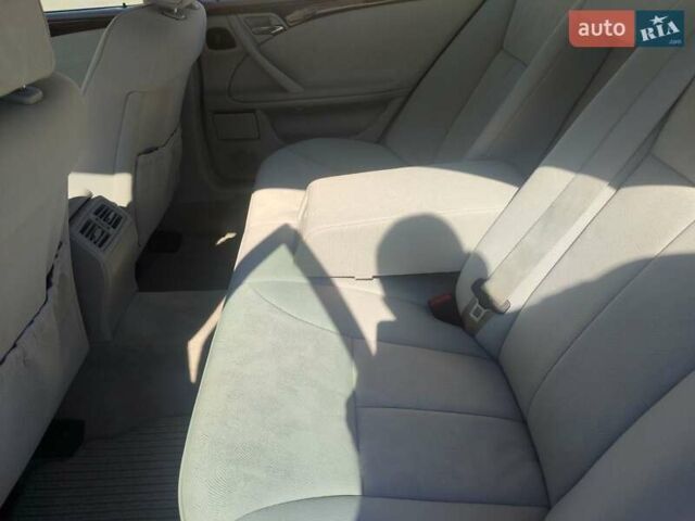 Красный Мерседес Е-Класс, объемом двигателя 2.2 л и пробегом 156 тыс. км за 6999 $, фото 15 на Automoto.ua