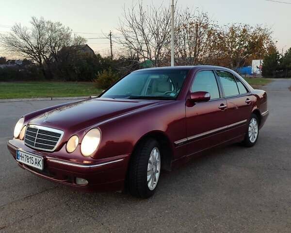 Красный Мерседес Е-Класс, объемом двигателя 2.2 л и пробегом 156 тыс. км за 6999 $, фото 2 на Automoto.ua