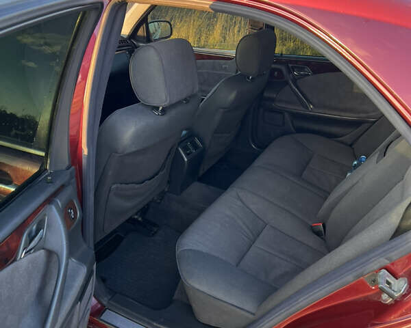 Мерседес Е-Клас 2001 у Львові на Automoto.ua Червоний Мерседес Е-Клас, об'ємом двигуна 2.7 л та пробігом 430 тис. км за 4550 $, фото 5 на Automoto.ua