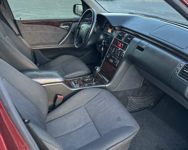 Красный Мерседес Е-Класс, объемом двигателя 2.7 л и пробегом 431 тыс. км за 4350 $, фото 8 на Automoto.ua