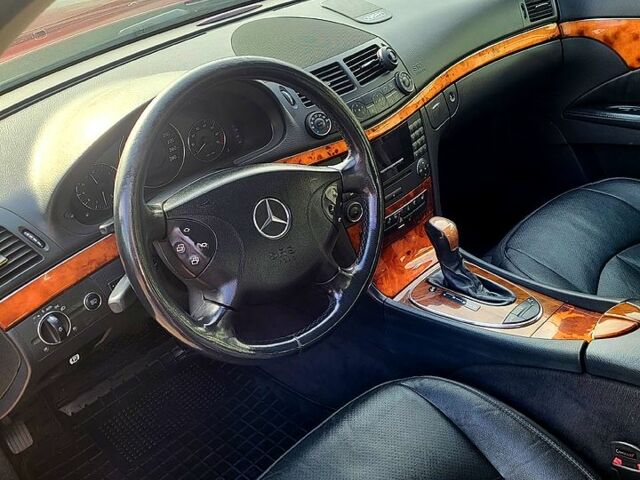 Красный Мерседес Е-Класс, объемом двигателя 1.8 л и пробегом 247 тыс. км за 6200 $, фото 7 на Automoto.ua