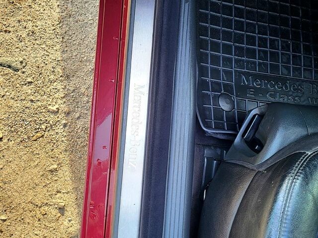 Красный Мерседес Е-Класс, объемом двигателя 1.8 л и пробегом 247 тыс. км за 6200 $, фото 10 на Automoto.ua