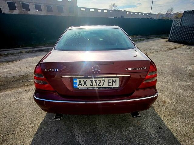 Красный Мерседес Е-Класс, объемом двигателя 1.8 л и пробегом 247 тыс. км за 6200 $, фото 2 на Automoto.ua