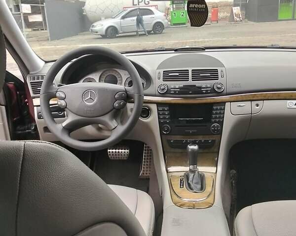 Мерседес Е-Класс 2007 в Запорожье на Automoto.ua Красный Мерседес Е-Класс, объемом двигателя 1.8 л и пробегом 203 тыс. км за 6800 $, фото 7 на Automoto.ua