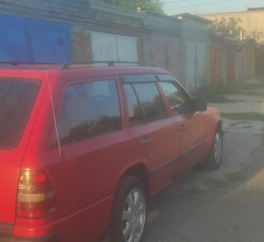 Красный Мерседес Е-Класс, объемом двигателя 0 л и пробегом 2 тыс. км за 2500 $, фото 1 на Automoto.ua