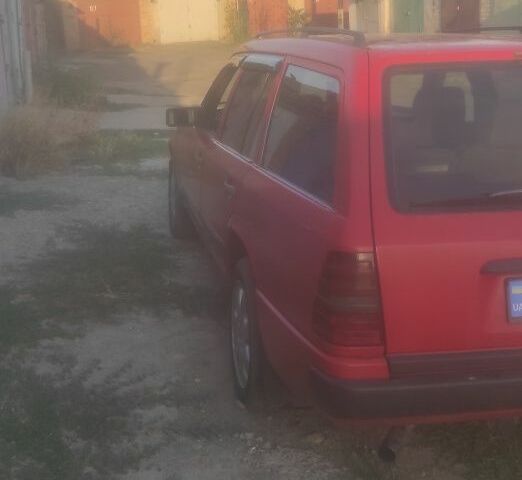 Красный Мерседес Е-Класс, объемом двигателя 0 л и пробегом 2 тыс. км за 2500 $, фото 3 на Automoto.ua