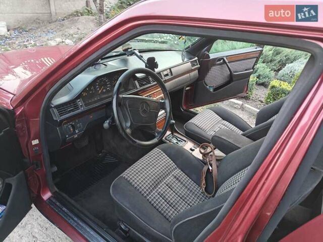Красный Мерседес Е-Класс, объемом двигателя 2.2 л и пробегом 455 тыс. км за 5000 $, фото 3 на Automoto.ua