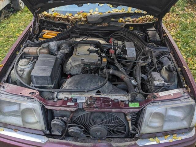 Красный Мерседес Е-Класс, объемом двигателя 2.2 л и пробегом 376 тыс. км за 2100 $, фото 8 на Automoto.ua