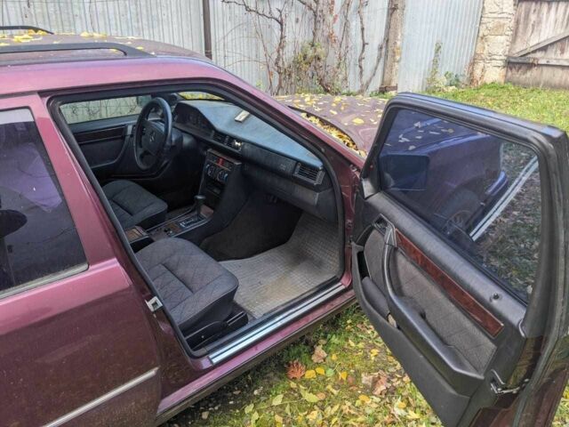 Красный Мерседес Е-Класс, объемом двигателя 2.2 л и пробегом 376 тыс. км за 2100 $, фото 5 на Automoto.ua