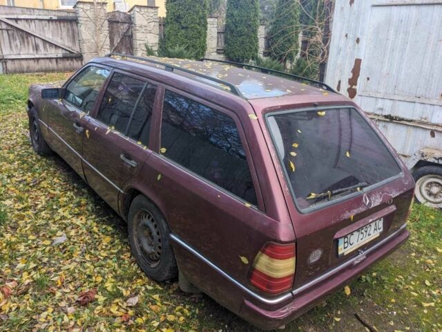 Красный Мерседес Е-Класс, объемом двигателя 2.2 л и пробегом 376 тыс. км за 2100 $, фото 2 на Automoto.ua