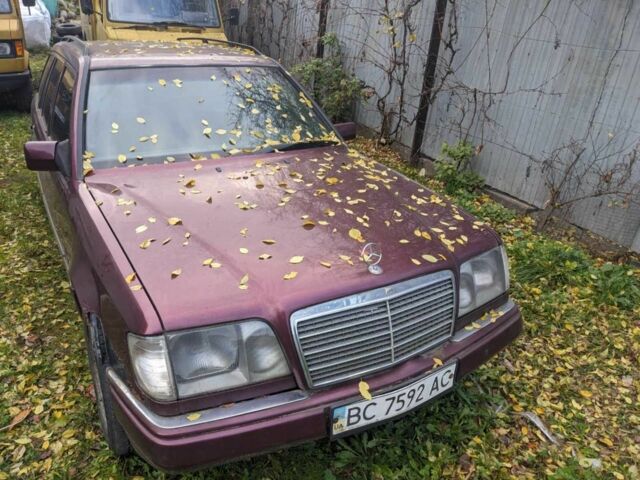 Красный Мерседес Е-Класс, объемом двигателя 2.2 л и пробегом 376 тыс. км за 2100 $, фото 1 на Automoto.ua