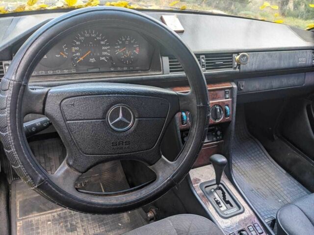 Красный Мерседес Е-Класс, объемом двигателя 2.2 л и пробегом 376 тыс. км за 2100 $, фото 6 на Automoto.ua