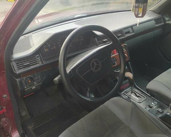 Красный Мерседес Е-Класс, объемом двигателя 2.5 л и пробегом 411 тыс. км за 3500 $, фото 6 на Automoto.ua