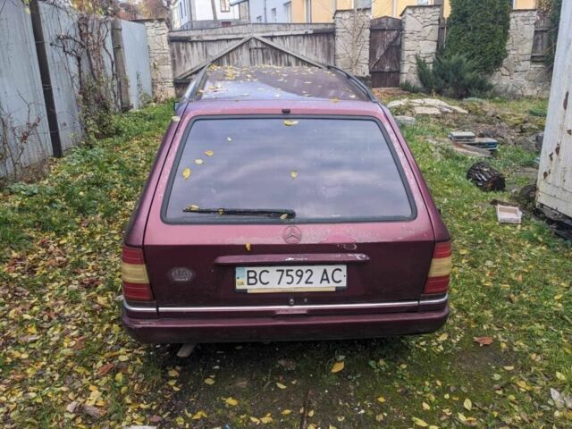 Красный Мерседес Е-Класс, объемом двигателя 2.2 л и пробегом 376 тыс. км за 2100 $, фото 3 на Automoto.ua