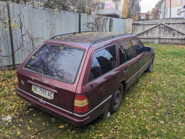 Красный Мерседес Е-Класс, объемом двигателя 2.2 л и пробегом 376 тыс. км за 2100 $, фото 4 на Automoto.ua