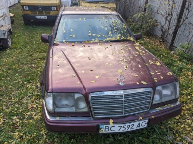 Красный Мерседес Е-Класс, объемом двигателя 2.2 л и пробегом 376 тыс. км за 2100 $, фото 9 на Automoto.ua