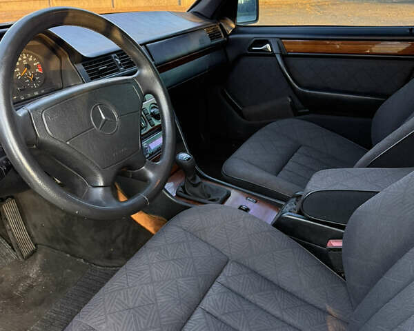 Мерседес Е-Класс 1995 в Киеве на Automoto.ua Мерседес Е-Класс, объемом двигателя 2.2 л и пробегом 400 тыс. км за 5000 $, фото 13 на Automoto.ua