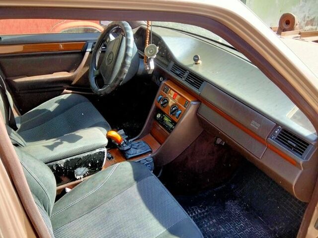 Мерседес Е-Класс, объемом двигателя 2 л и пробегом 330 тыс. км за 3000 $, фото 11 на Automoto.ua