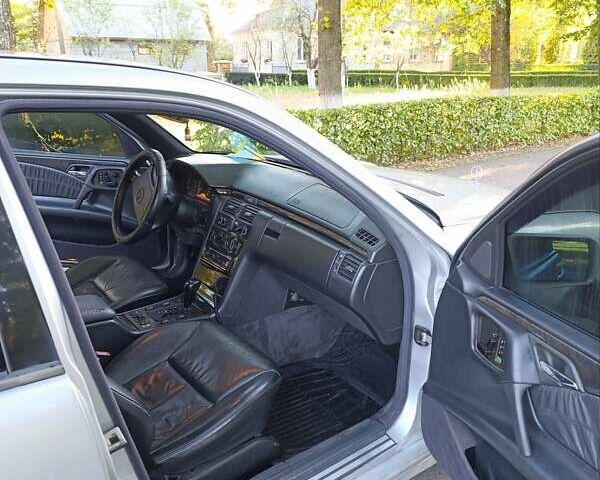 Мерседес Е-Класс, объемом двигателя 3.2 л и пробегом 530 тыс. км за 3500 $, фото 8 на Automoto.ua