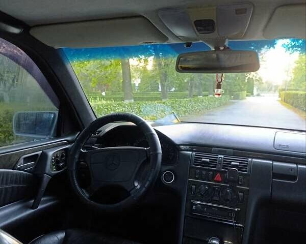 Мерседес Е-Класс, объемом двигателя 3.2 л и пробегом 530 тыс. км за 3500 $, фото 1 на Automoto.ua