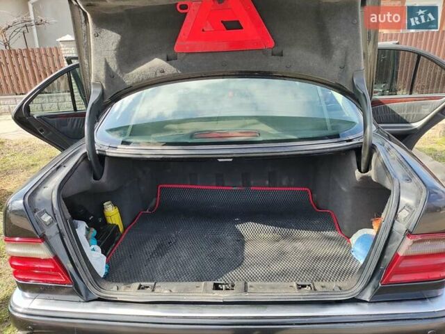 Мерседес Е-Класс, объемом двигателя 3.2 л и пробегом 415 тыс. км за 3300 $, фото 7 на Automoto.ua