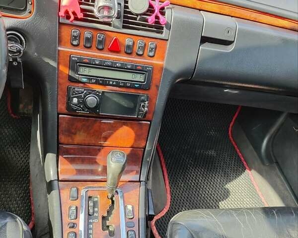 Мерседес Е-Класс, объемом двигателя 3.2 л и пробегом 415 тыс. км за 3300 $, фото 4 на Automoto.ua