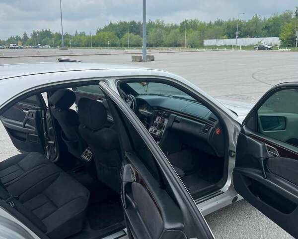 Мерседес Е-Класс, объемом двигателя 2 л и пробегом 370 тыс. км за 4300 $, фото 11 на Automoto.ua