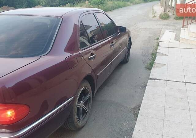 Мерседес Е-Класс, объемом двигателя 2 л и пробегом 300 тыс. км за 3500 $, фото 1 на Automoto.ua