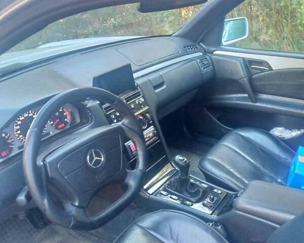 Мерседес Е-Класс, объемом двигателя 2.2 л и пробегом 418 тыс. км за 3600 $, фото 3 на Automoto.ua