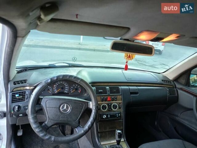 Мерседес Е-Класс, объемом двигателя 2.4 л и пробегом 300 тыс. км за 3800 $, фото 10 на Automoto.ua