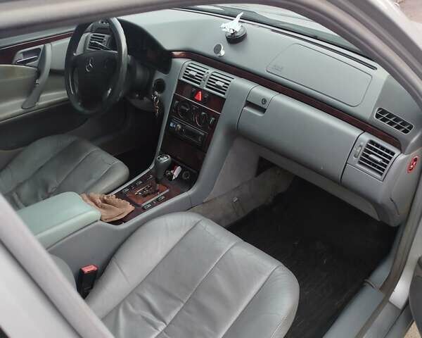 Мерседес Е-Класс, объемом двигателя 2.1 л и пробегом 450 тыс. км за 3450 $, фото 5 на Automoto.ua