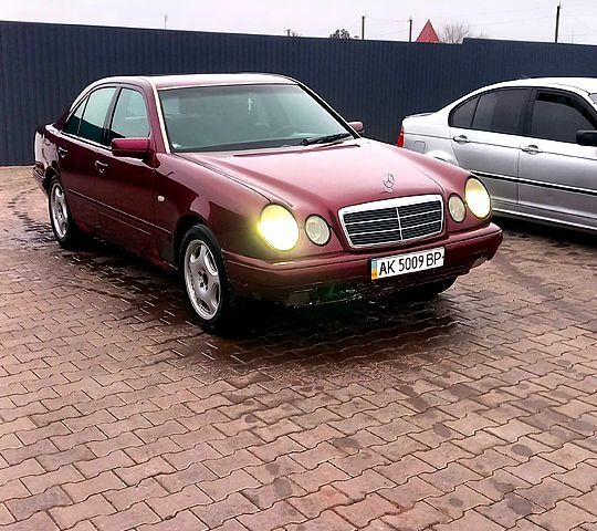 Мерседес Е-Класс, объемом двигателя 2.2 л и пробегом 36 тыс. км за 1300 $, фото 1 на Automoto.ua