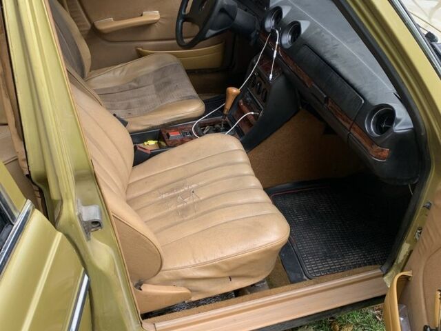 Желтый Мерседес Е-Класс, объемом двигателя 2.3 л и пробегом 1000 тыс. км за 1500 $, фото 6 на Automoto.ua