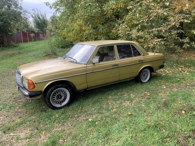 Желтый Мерседес Е-Класс, объемом двигателя 2.3 л и пробегом 1000 тыс. км за 1500 $, фото 1 на Automoto.ua