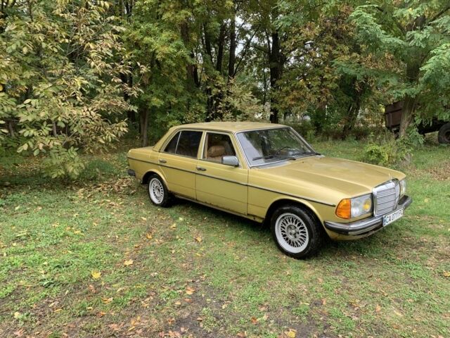 Желтый Мерседес Е-Класс, объемом двигателя 2.3 л и пробегом 1000 тыс. км за 1500 $, фото 3 на Automoto.ua