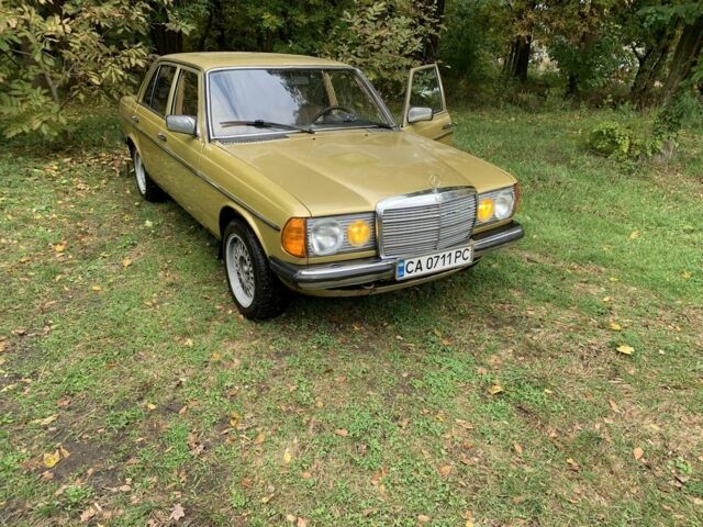 Желтый Мерседес Е-Класс, объемом двигателя 2.3 л и пробегом 1000 тыс. км за 1500 $, фото 2 на Automoto.ua