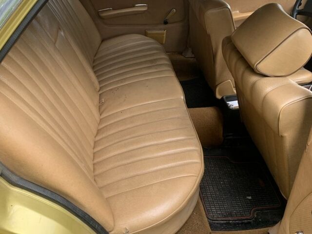 Желтый Мерседес Е-Класс, объемом двигателя 2.3 л и пробегом 1000 тыс. км за 1500 $, фото 5 на Automoto.ua