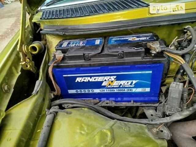 Желтый Мерседес Е-Класс, объемом двигателя 2.5 л и пробегом 390 тыс. км за 3950 $, фото 11 на Automoto.ua