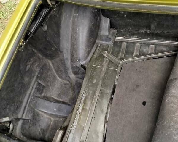 Желтый Мерседес Е-Класс, объемом двигателя 2.5 л и пробегом 390 тыс. км за 3950 $, фото 12 на Automoto.ua