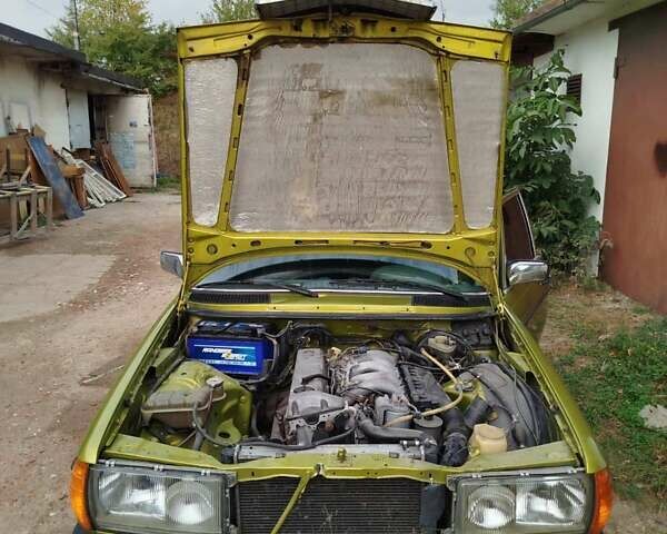 Желтый Мерседес Е-Класс, объемом двигателя 2.5 л и пробегом 390 тыс. км за 3950 $, фото 7 на Automoto.ua