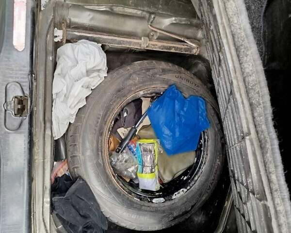 Желтый Мерседес Е-Класс, объемом двигателя 2.5 л и пробегом 390 тыс. км за 3950 $, фото 14 на Automoto.ua