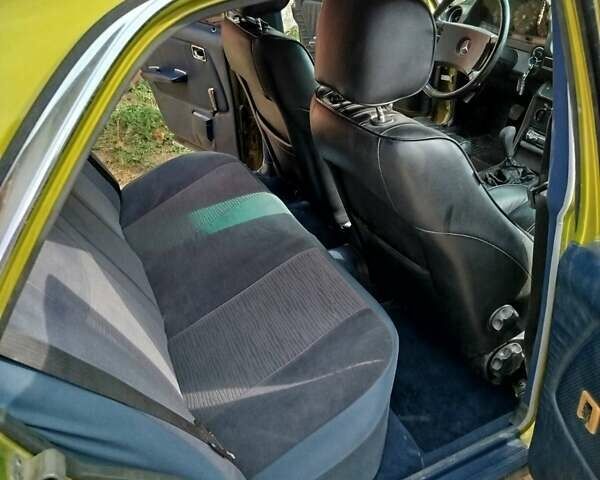 Желтый Мерседес Е-Класс, объемом двигателя 2.5 л и пробегом 390 тыс. км за 3950 $, фото 10 на Automoto.ua