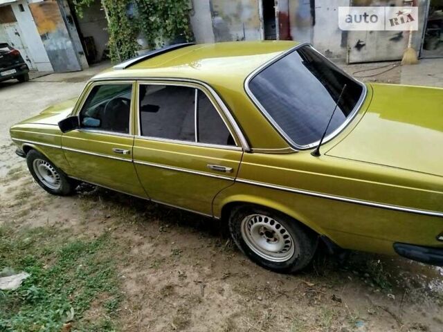 Желтый Мерседес Е-Класс, объемом двигателя 2.5 л и пробегом 390 тыс. км за 3950 $, фото 3 на Automoto.ua