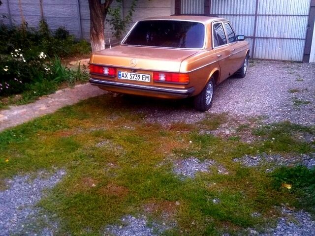 Жовтий Мерседес Е-Клас, об'ємом двигуна 2 л та пробігом 184 тис. км за 1700 $, фото 1 на Automoto.ua