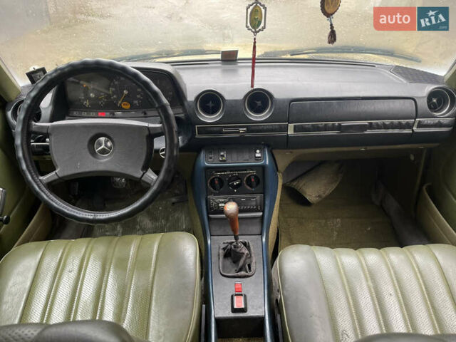 Желтый Мерседес Е-Класс, объемом двигателя 2.3 л и пробегом 330 тыс. км за 1500 $, фото 24 на Automoto.ua