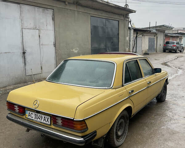 Желтый Мерседес Е-Класс, объемом двигателя 2.3 л и пробегом 330 тыс. км за 1500 $, фото 5 на Automoto.ua