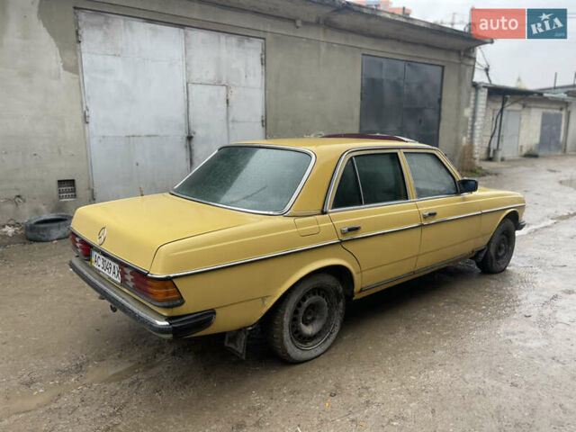 Желтый Мерседес Е-Класс, объемом двигателя 2.3 л и пробегом 330 тыс. км за 1500 $, фото 3 на Automoto.ua