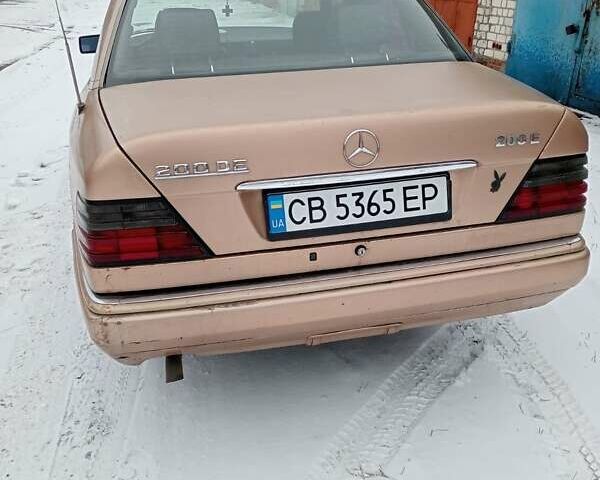 Желтый Мерседес Е-Класс, объемом двигателя 2 л и пробегом 520 тыс. км за 2000 $, фото 1 на Automoto.ua